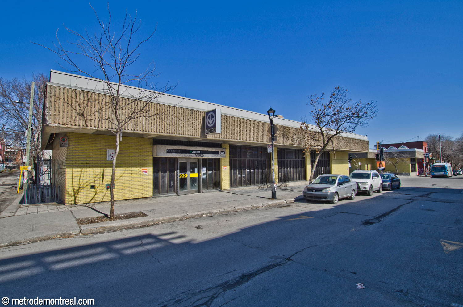 La façade de l’édicule Hochelaga Nord donnant sur la rue Joliette.