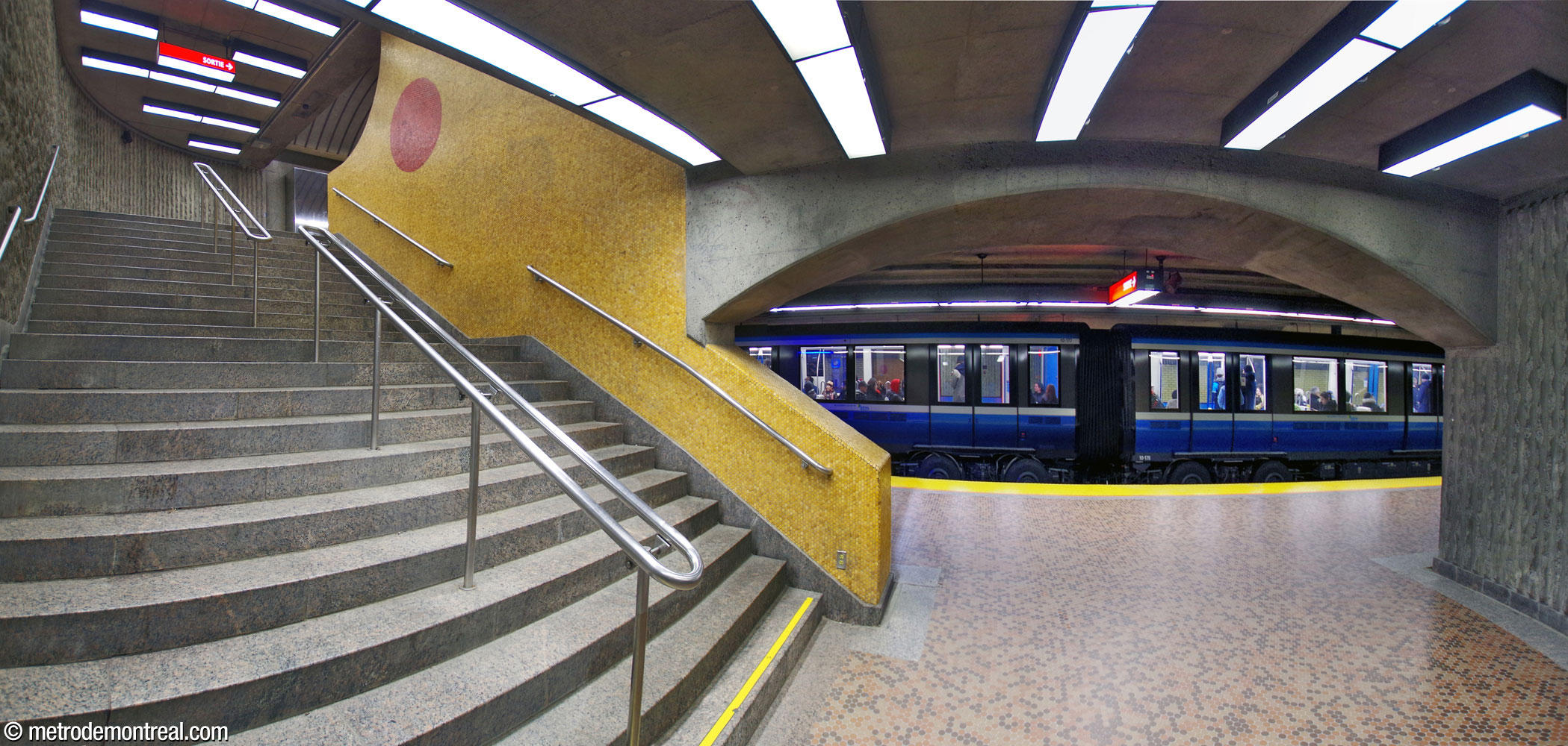 La cage d'escalier reliant la salle de contrôle au quai Honoré-Beaugrand.