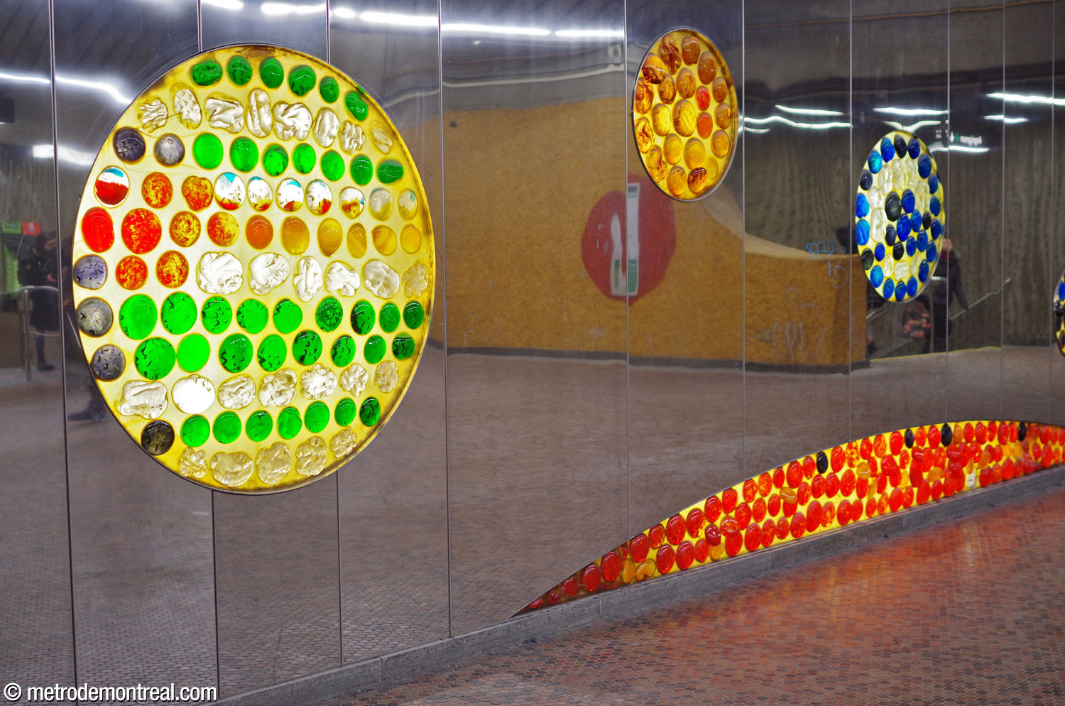 Détail de l'installation murale de Marcel Raby (Jupiter, Mars, la Terre et le Soleil).