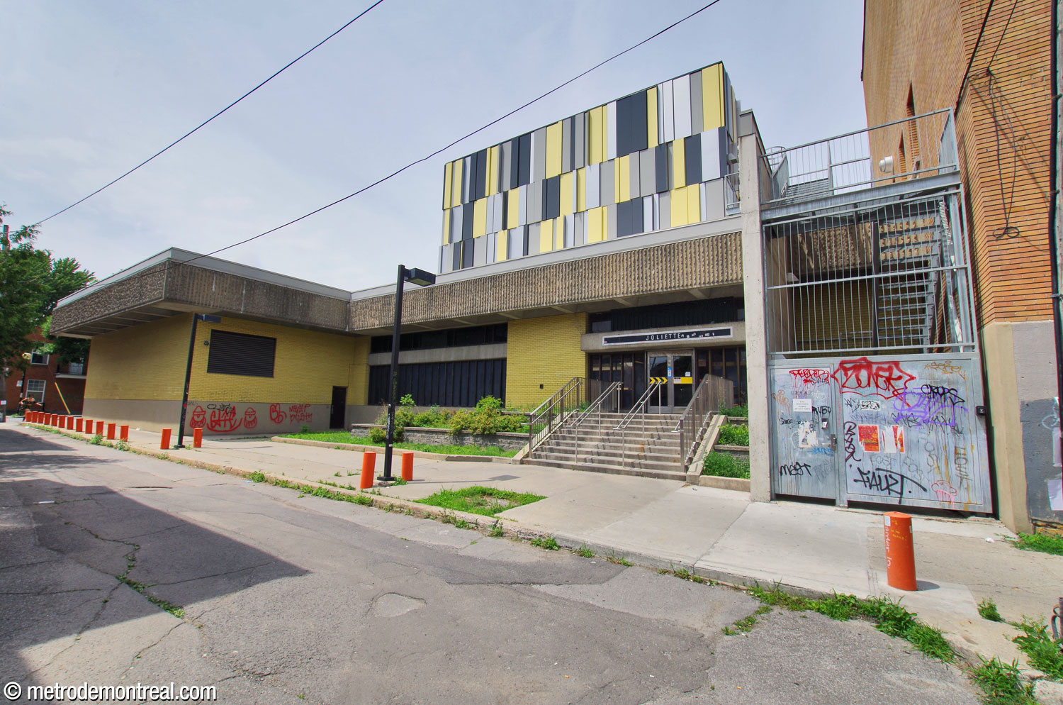 L’arrière de l’édicule Hochelaga Sud avec sa sortie vers la ruelle. La lugubre cage d’accès, droite, vers le local technique sur le toit est malheureusement venue empiéter sur le jardin à gradins qui agrémente la façade donnant sur l'allée.