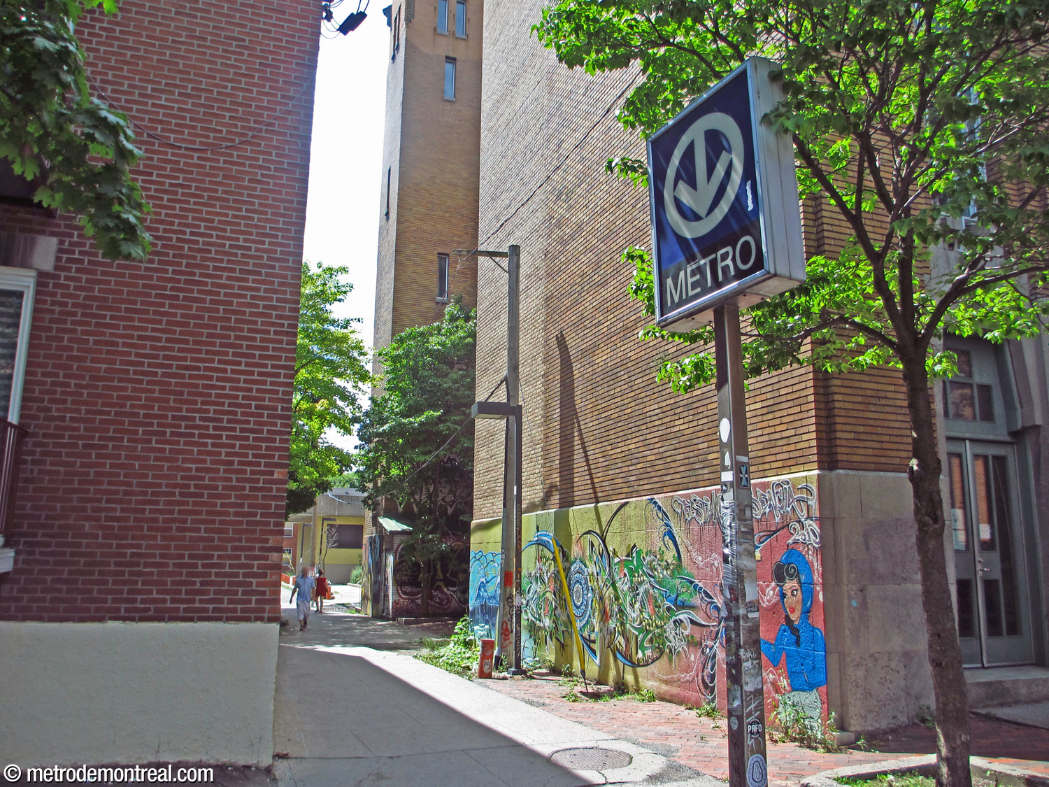 La ruelle entre les rues Chambly et Joliette donne accès à l'entrée arrière de l'édicule Hochelaga Sud.