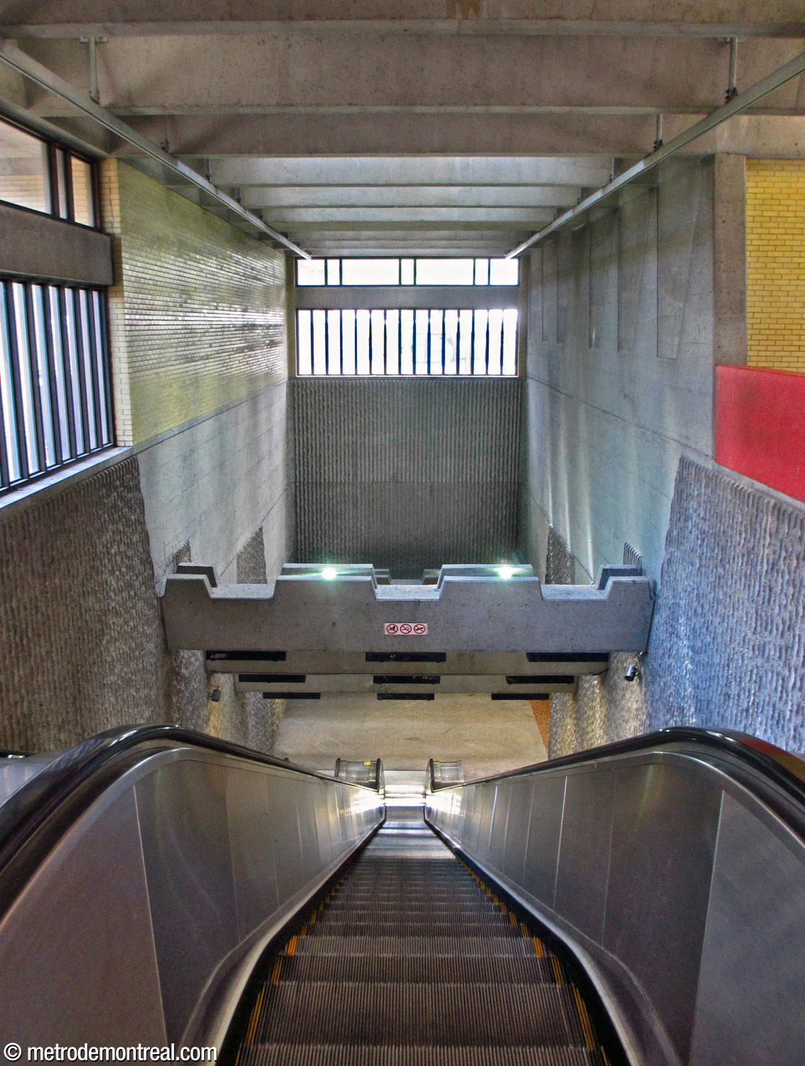 Le haut volume ensoleillé de la cage d'escalier de l'accès Hochelaga Sud.