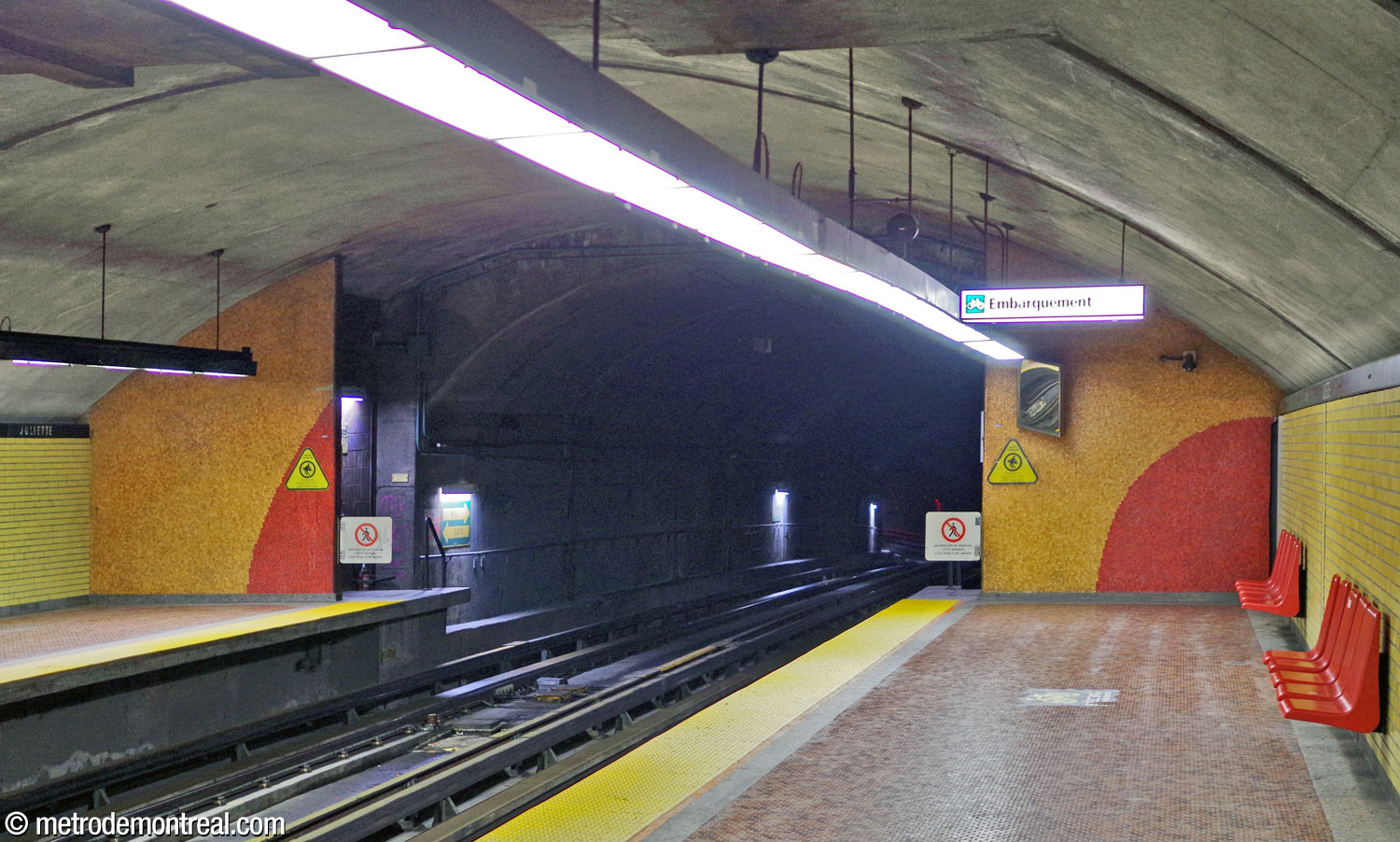 Les murs tympan sont ornés de mosaïques en rouge et or.