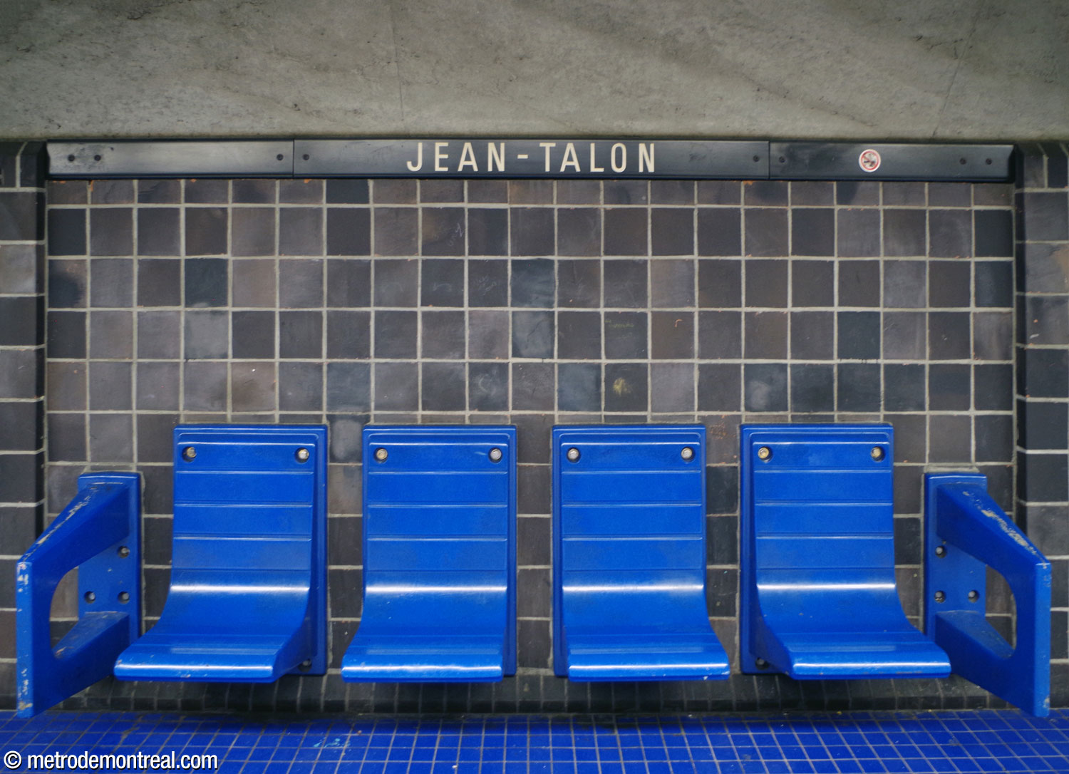 Les bancs bleu vif de la ligne bleue, avec les blocs gris ardoise qui parent les murs de l'ensemble des nouveaux quais et accès.
