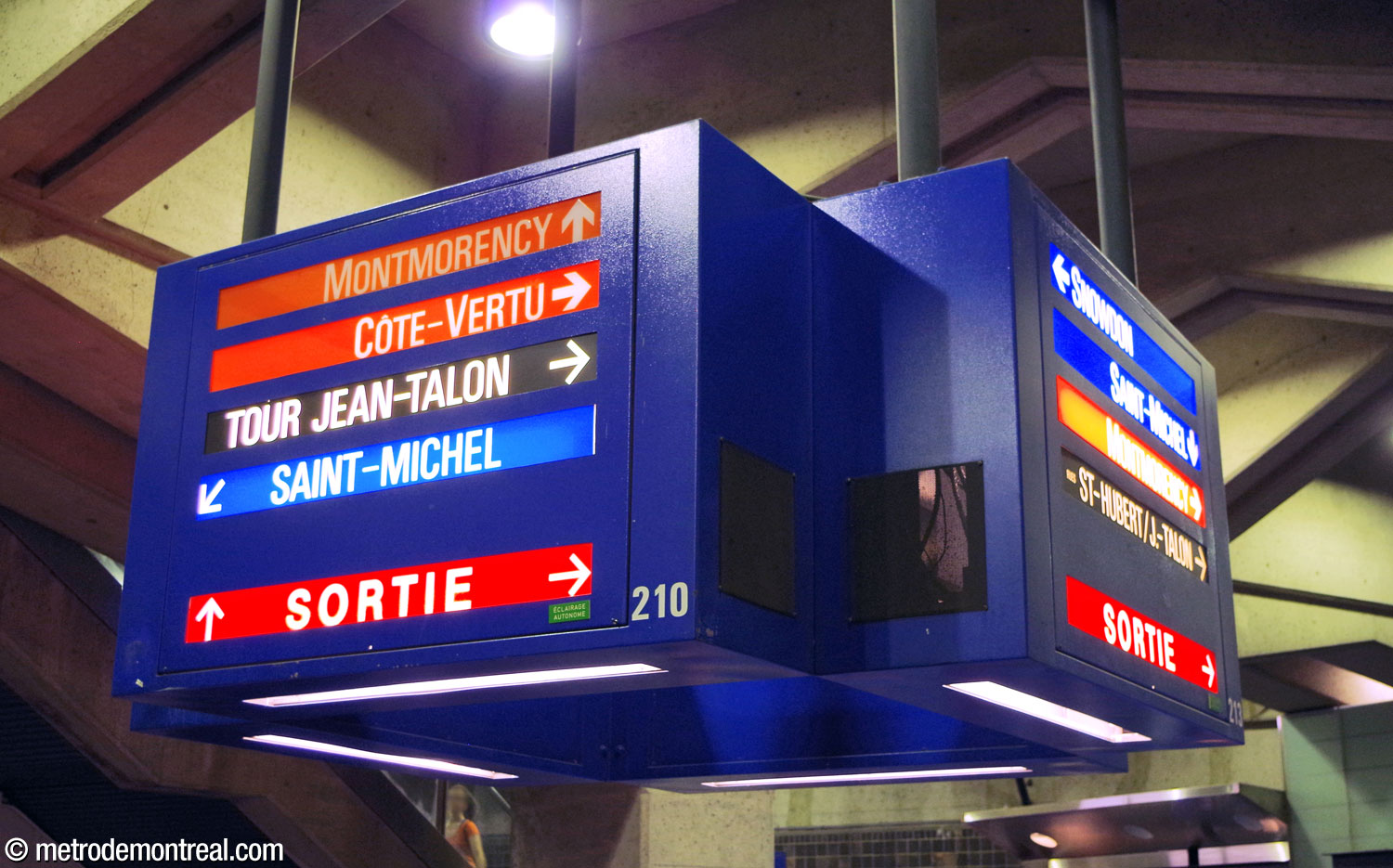 L'un des porte-enseignes typiques des parties nouvelles de la station. Aux niveaux inférieurs desservant la ligne bleue, ils sont peints de bleu; ceux au niveau supérieur sont orange.