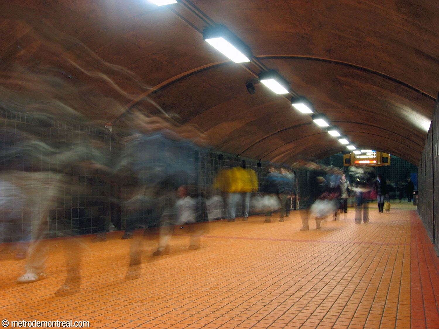 Des passagers empruntent le tunnel entre le quai Montmorency et la galerie est.