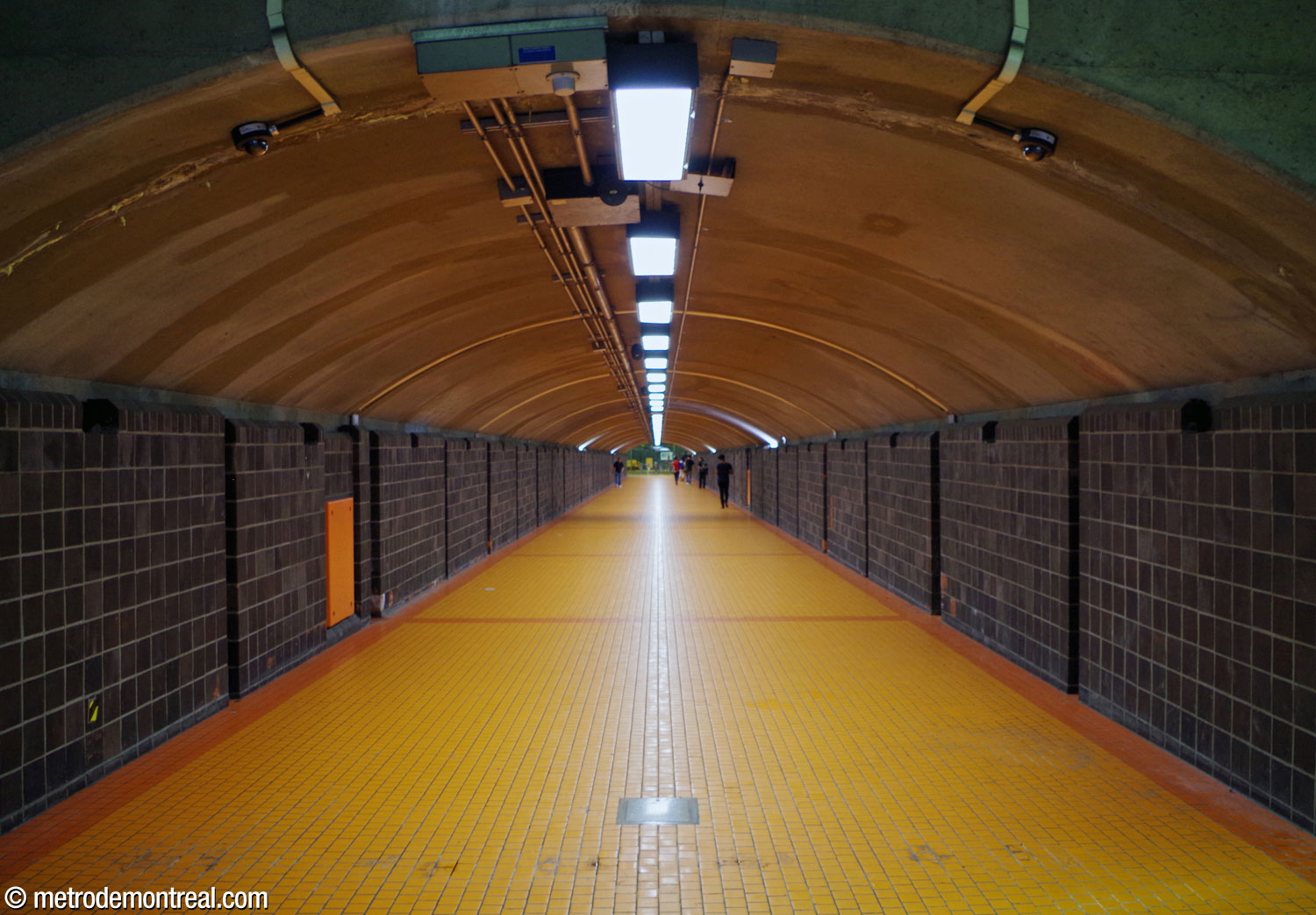 Le long tunnel entre la galerie est et la sortie Saint-Hubert.
