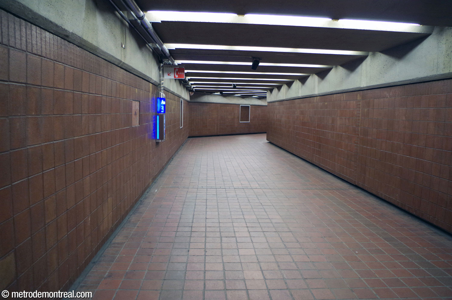 Le tunnel entre les escaliers de la billetterie, à la queue du quai Côte-Vertu, et la galerie ouest, donnant un accès plus direct à la ligne bleue.