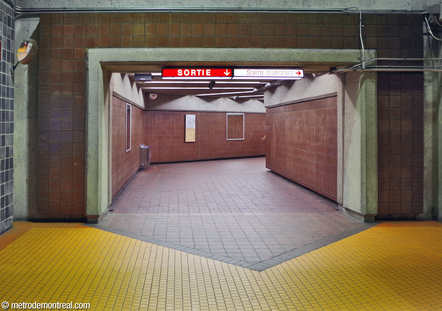 Le tunnel direct depuis le pied de l'escalier de la billetterie débouche ici sur la galerie ouest.
