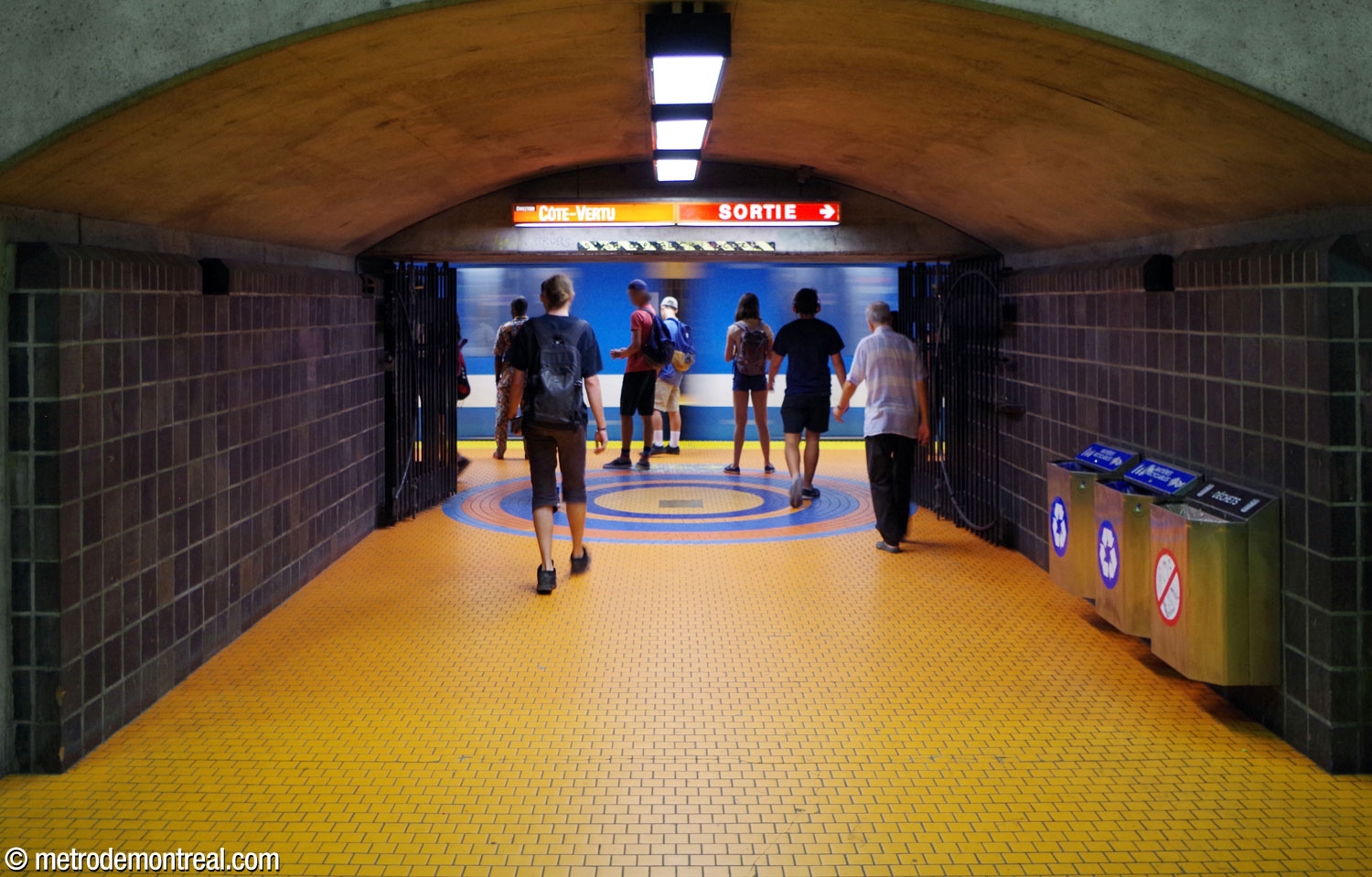 L'un des deux courts tunnels entre la galerie ouest et le quai Côte-Vertu.