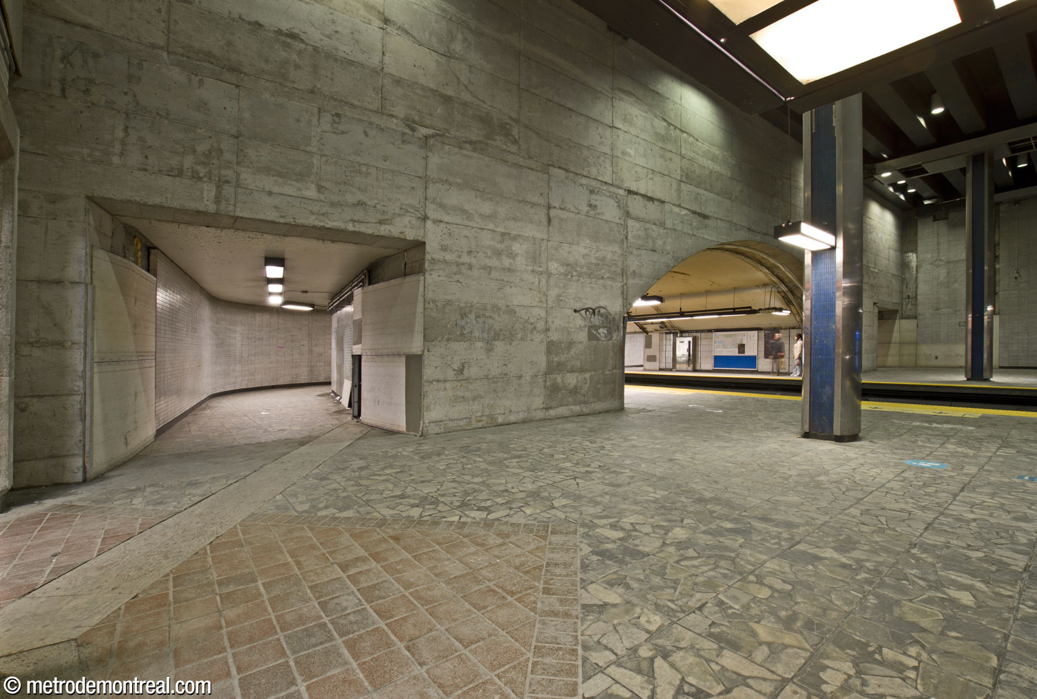 Les corridors redondants sur les quais de la ligne orange. Chacun part du collatéral du quai dans le grand volume pour déboucher sur le quai un peu plus loin.