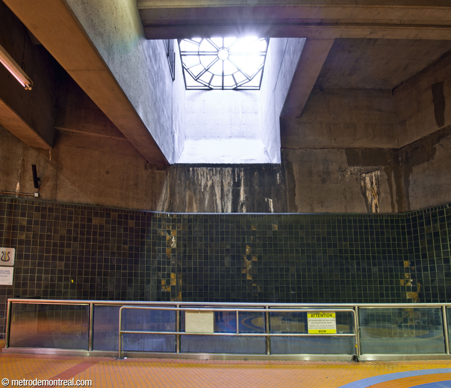 Un puits de lumière éclaire le niveau supérieur de la galerie est. En dessous, un parapet démarque un espace laissant s'infiltrer le soleil aux niveaux inférieurs.