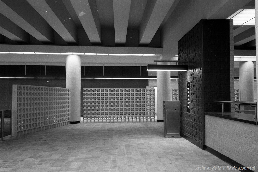 Ces écrans sculpturaux complexes et délicats ornaient à l'origine la salle de contrôle. Malheureusement, ils ont été enlevés et remplacés par des grilles banales en métal.