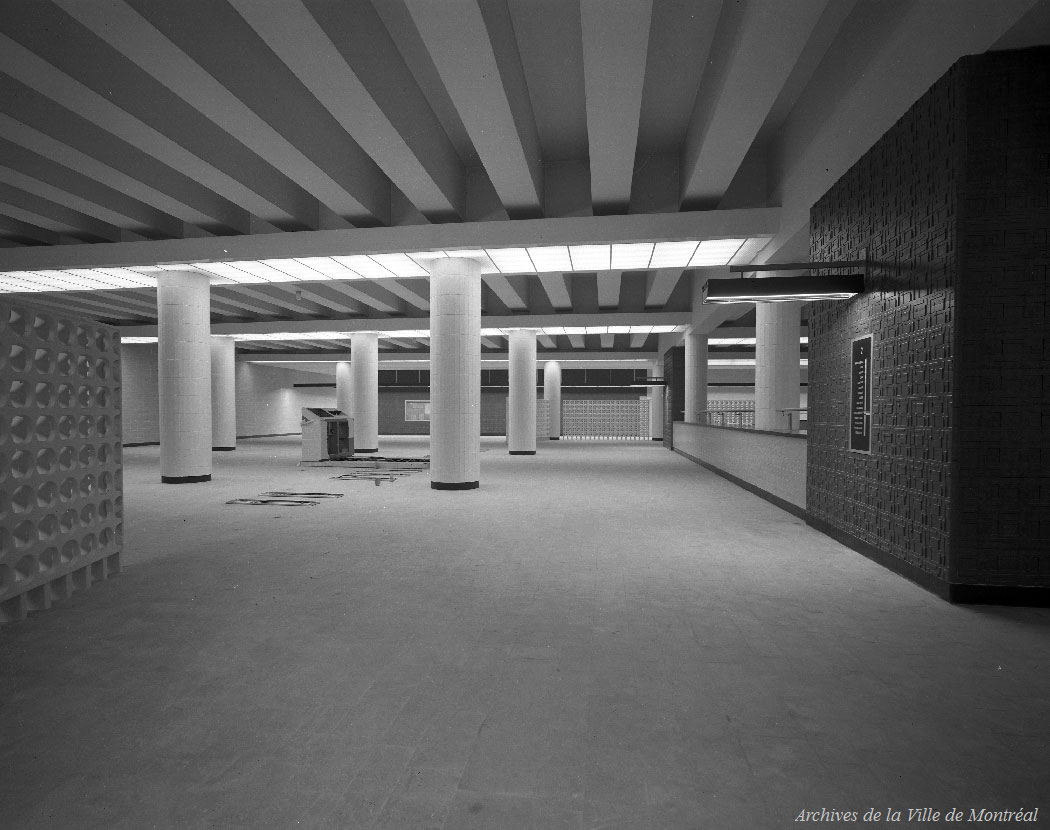 La salle de contrôle en chantier, juillet 1966.