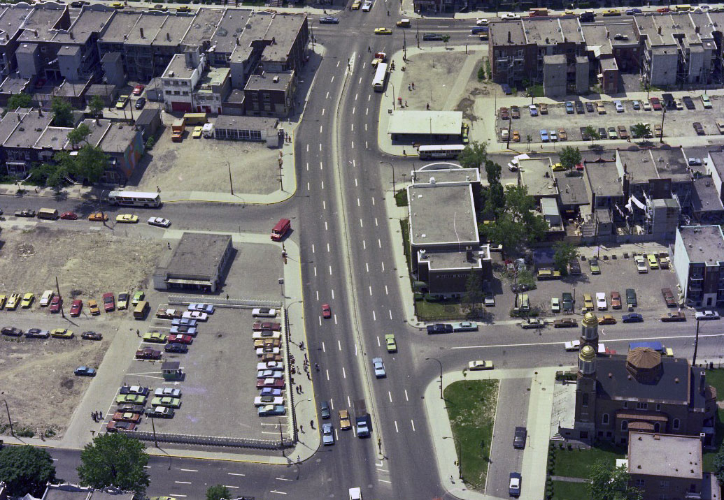 Vue aérienne des trois édicules originels de la station : Jean-Talon Sud (en haut à gauche), Jean-Talon Nord (en haut à droite) et le futur accès Tour Jean-Talon (gauche).