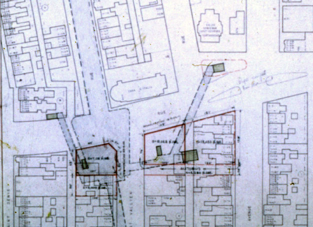 Un plan préliminaire prévoyant un édicule supplémentaire au nord-est de la station, ainsi que deux édicules à la place de l'édicule intégré plus tard à la Tour Jean-Talon.