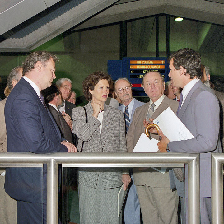 Cérémonie d’inauguration de la ligne bleue et de la station-correspondance Jean-Talon, le 11 juin 1986. Au centre, Louise Roy, directrice générale de la STCUM.