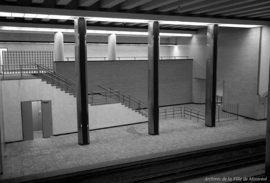 Comme la construction de l'édicule Jean-Talon Nord avait été remise, au moment de l'inauguration de la station, le futur passage vers cet accès en haut du grand volume aboutissait à un mur. En dessous, on voit les barrières et les portillons servant à la séparation de la circulation passagère, un système retiré peu de temps après l'inauguration du réseau initial.