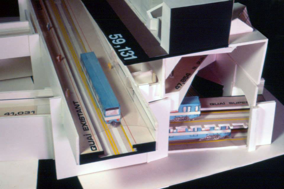 Maquette architecturale de la station de la ligne bleue, dont on voit les voies passer sous la nef de la ligne orange.