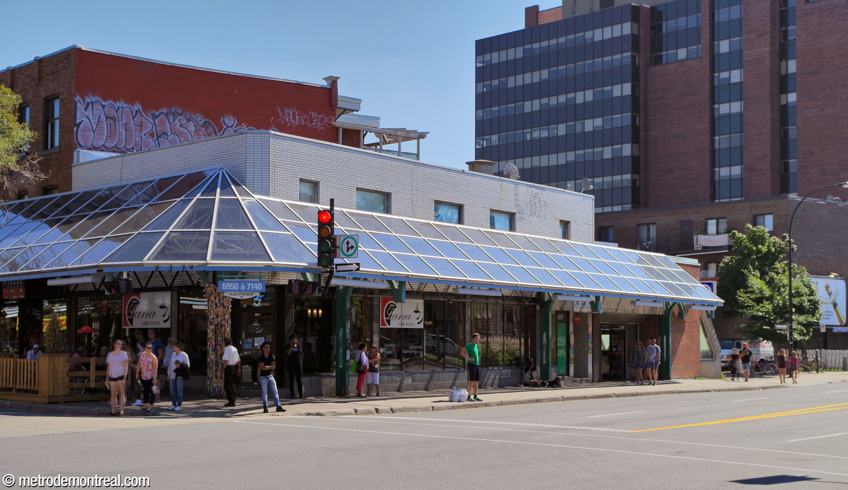 La marquise de la Plaza Saint-Hubert (1984-2018) tourne le coin pour atteindre l'édicule Saint-Hubert.