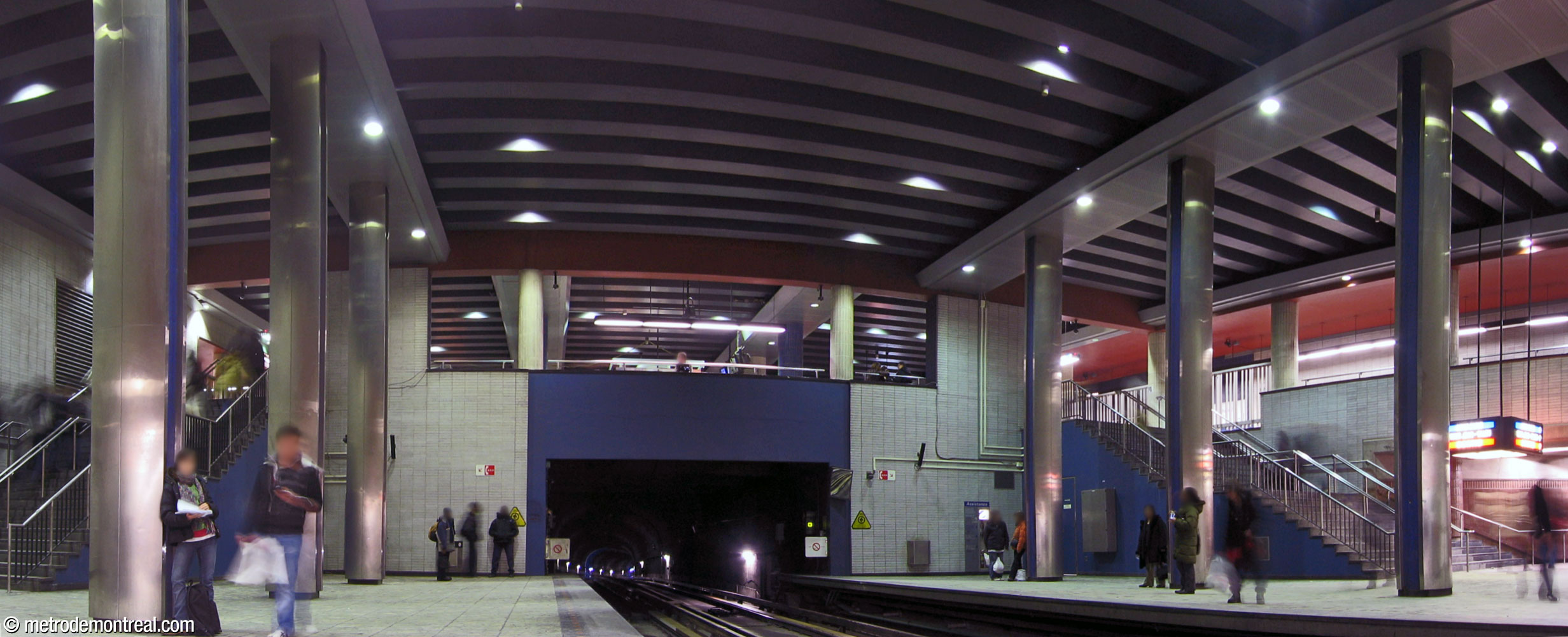 Le volume au sud de la nef de la ligne orange, avec ses colonnades, avant l'implantation d'ascenseurs.