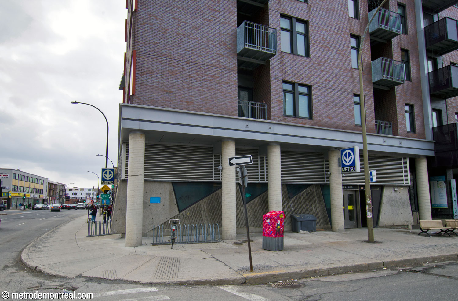 La conception d'origine en dents de scie du mur est de l'édicule Jean-Talon Nord est toujours visible malgré l'intégration du bâtiment dans un immeuble d'habitation.