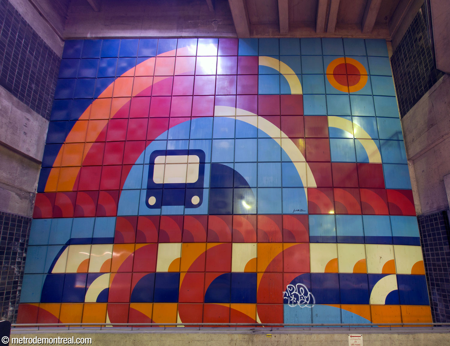 L'immense murale en acier émaillé de Judith Bricault Klein symbolise le croisement des lignes orange et bleue et le dynamisme des trains. Il surplombe la tête du quai Snowdon dans la galerie ouest.