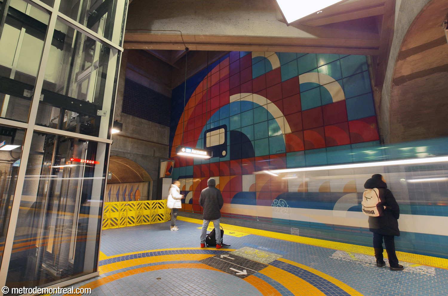 Une autre perspective sur la murale de Judith Bricault Klein.