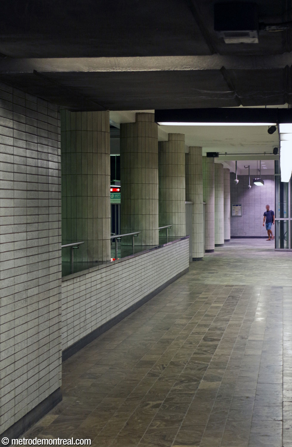 Une colonnade démarque un couloir longeant le côté ouest du grand volume, servant à relier l'édicule Jean-Talon Nord et la salle de contrôle.