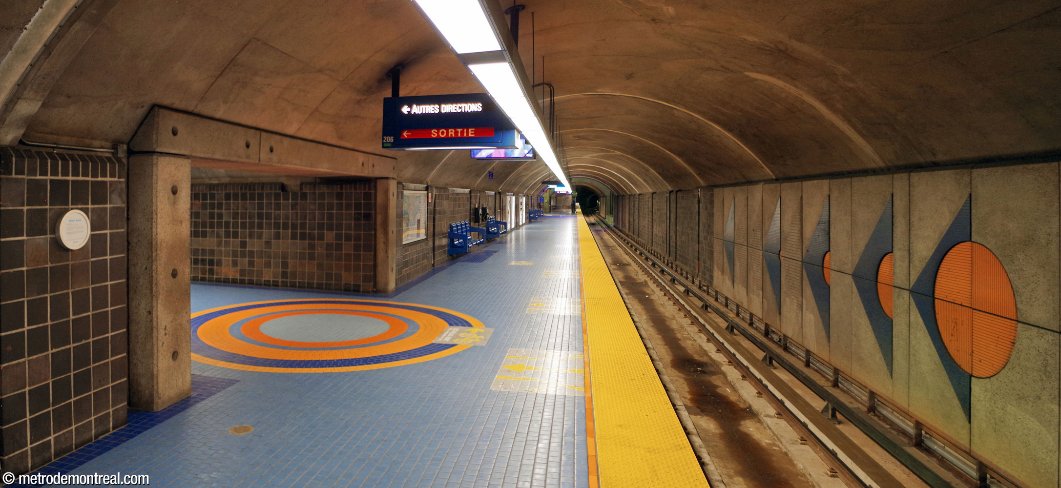 Le plafond voûté du quai Snowdon indique qu'il occupe le niveau supérieur de la nef superposée de la ligne bleue. À gauche, la connexion vers la galerie est, marquée par une rosace orange pour indiquer la correspondance vers la ligne de la même couleur. Face à ce couloir se trouve une murale par l'architecte Gilbert Sauvé.