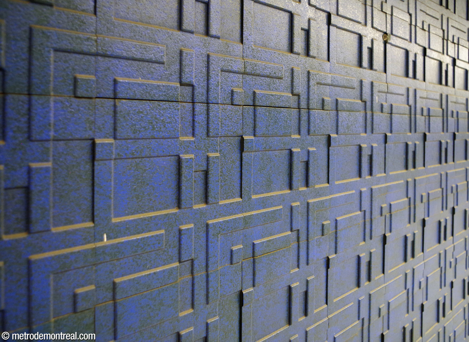 La texture géométrique remarquable du carrelage céramique bleu dans la salle de contrôle.
