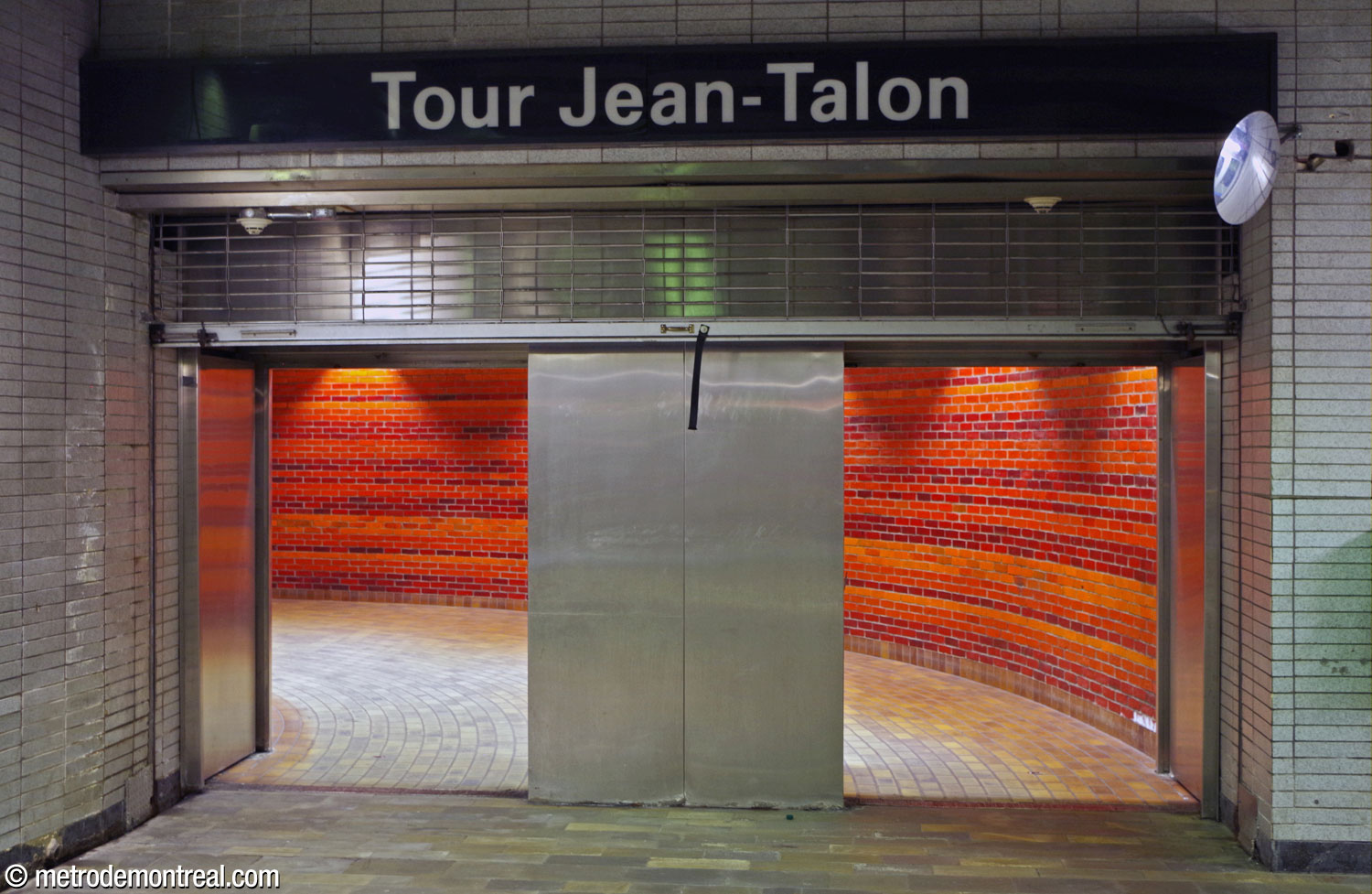 L'accès de la ville souterraine vers la Tour Jean-Talon et son centre commercial, au niveau de la salle de contrôle.