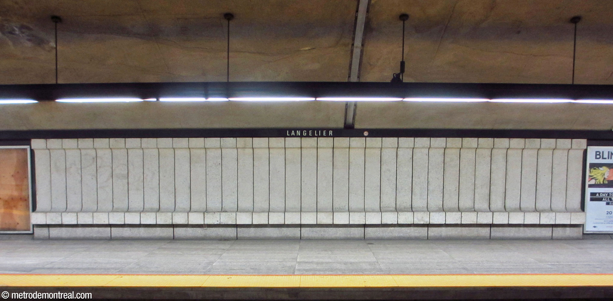 Une étendue des modules en béton en forme de parenthèse forme un banc au niveau du quai.