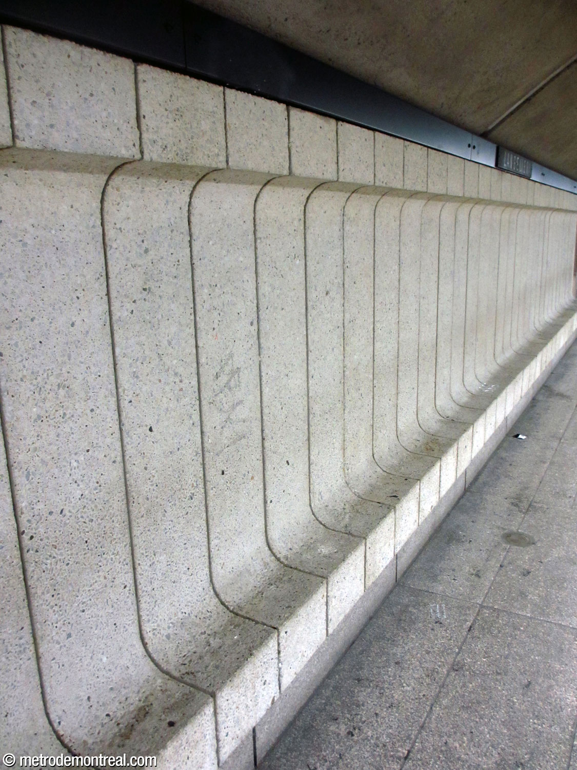 Le parement mural modulaire au niveau du quai.