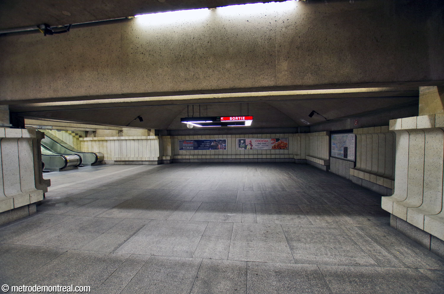 Un espace au pied des escaliers mécaniques vers la sortie Sherbrooke Nord.