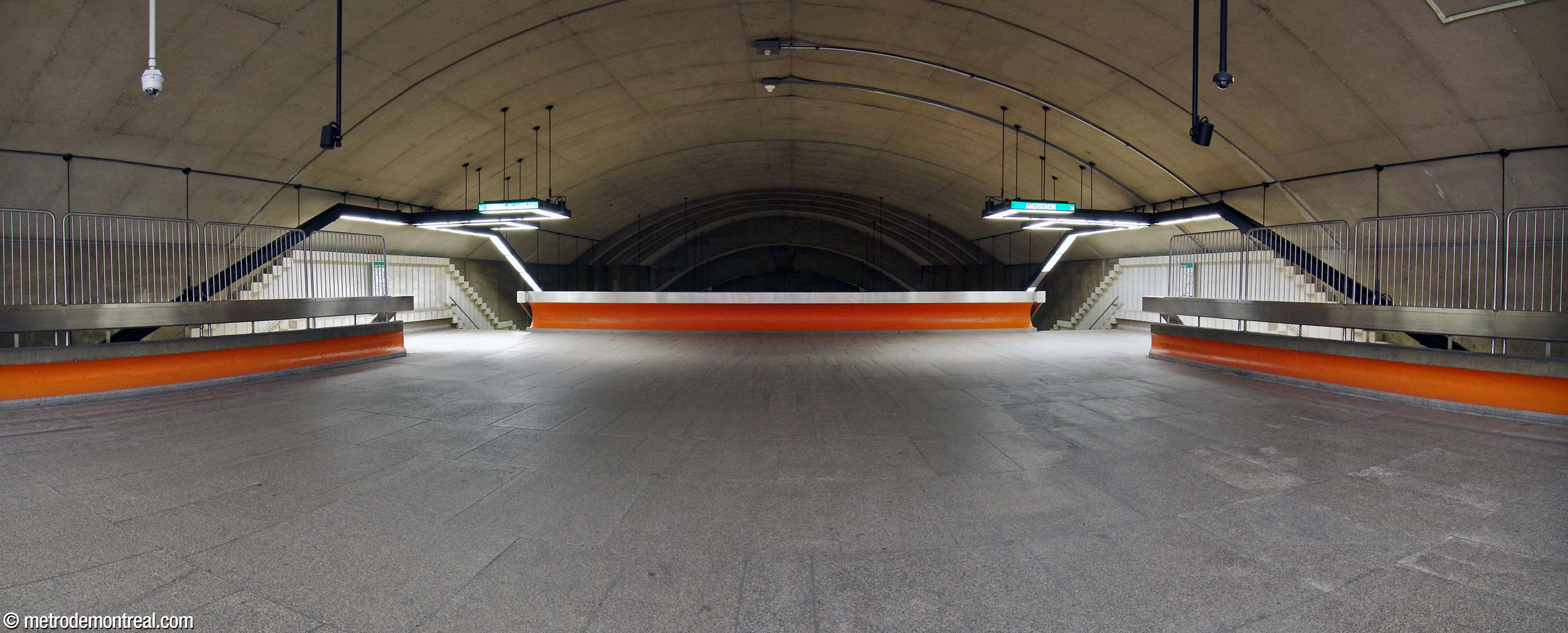 La large mezzanine s'étend vers l'ouest à partir de la billetterie pour rejoindre les escaliers vers les quais.