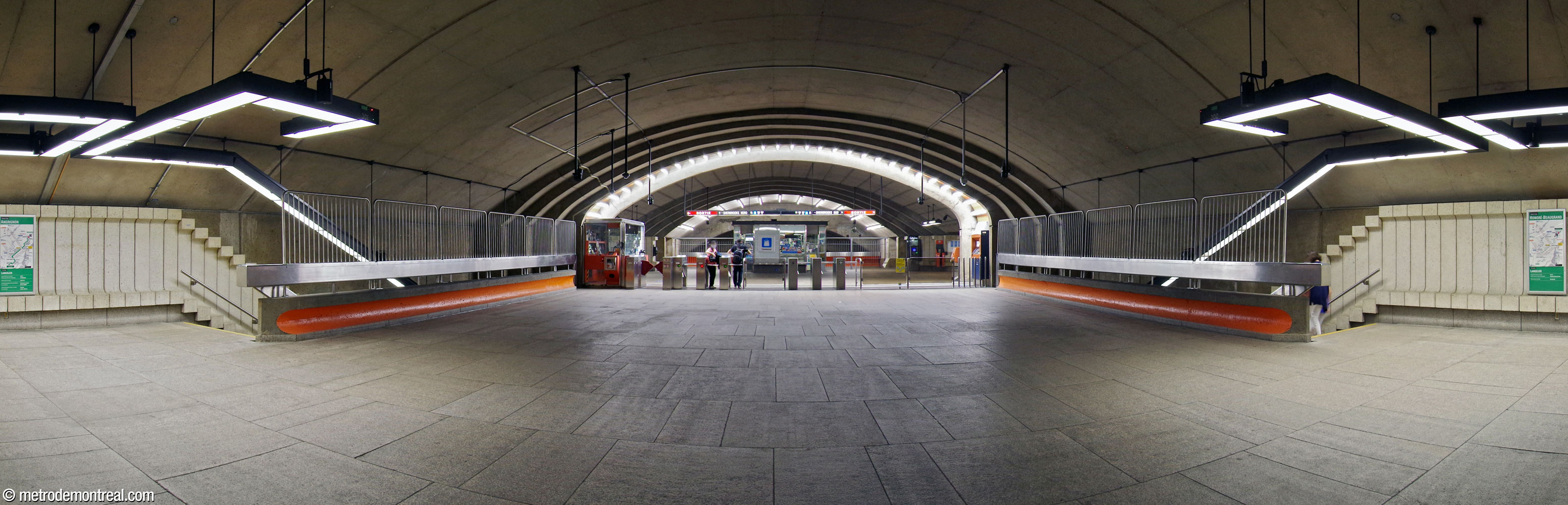 La zone contrôlée de la mezzanine. On regarde vers les tourniquets, le commerce et le corridor vers les accès.