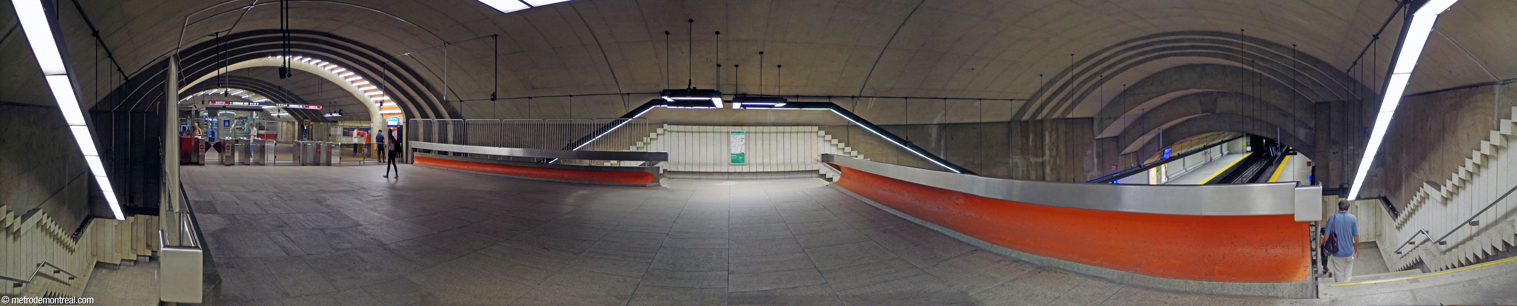Panorama de la mezzanine. La billetterie et le corridor vers les accès sont à gauche; au centre, les escaliers vers le quai Honoré-Beaugrand; à droite, les voûtes en gradins reliant la voûte de la grande caverne avec celle, plus petite, au-dessus des quais.