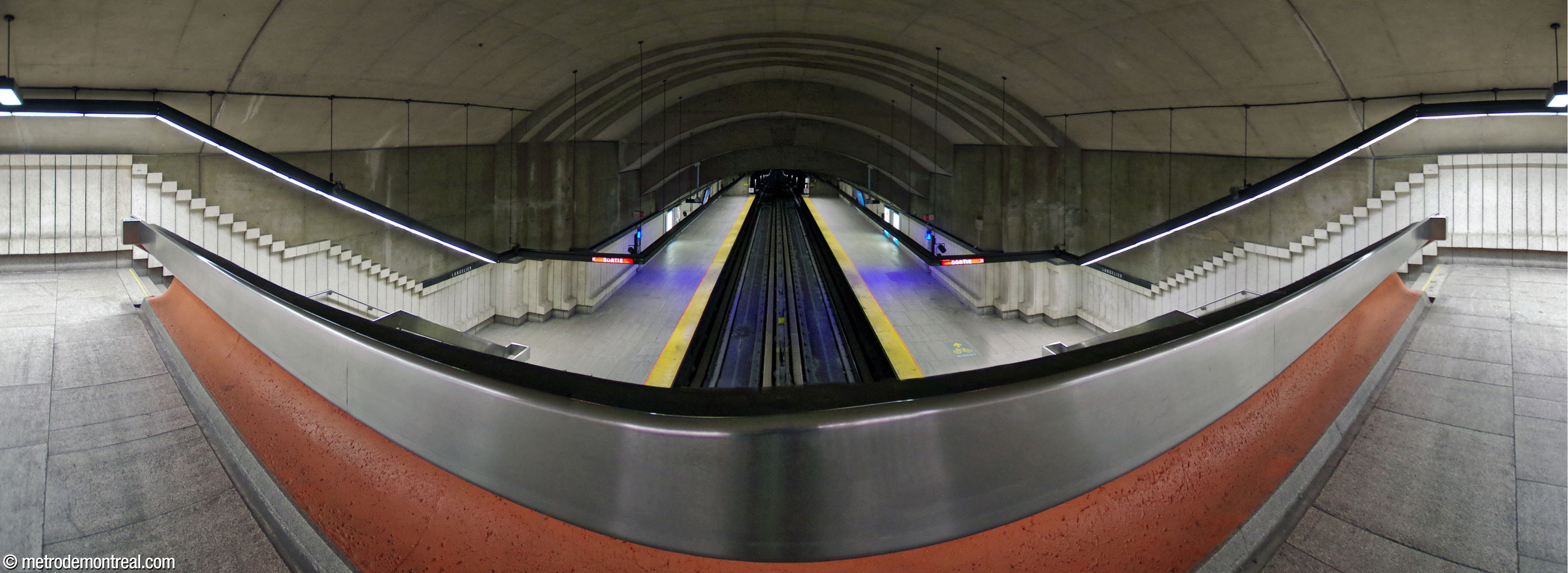 Vue de la mezzanine surplombant l'extrémité ouest des quais et les arches en gradins.
