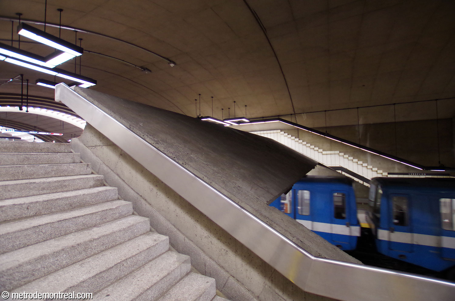 Le parapet à l'extrémité de la mezzanine, remarquable pour son angle et sa largeur.
