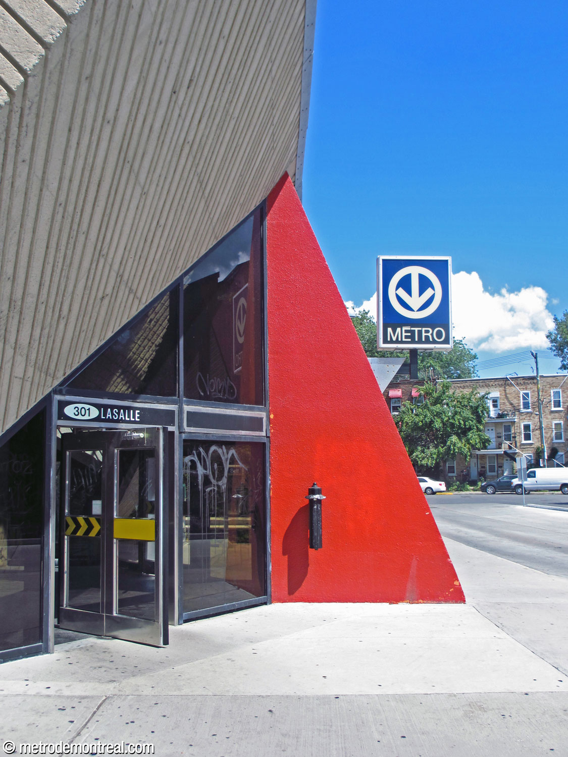 Detail of the station entrance, featuring a red concrete form repeating those on the platform level.