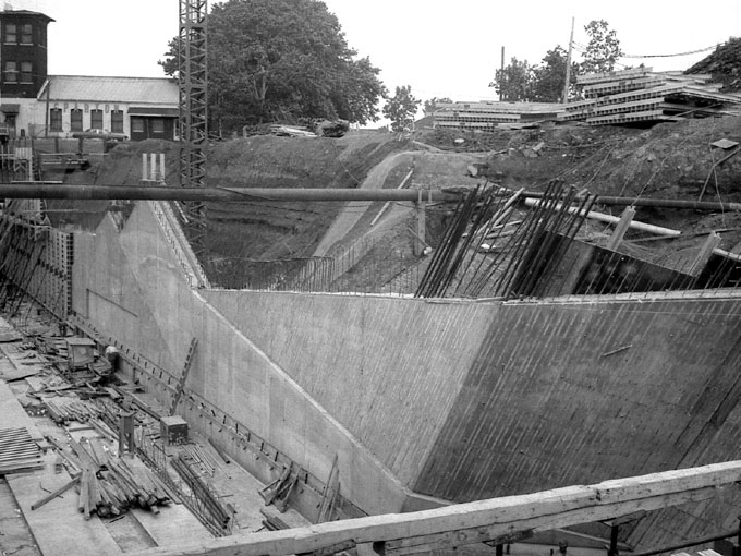 Open-pit construction of the trainroom walls.