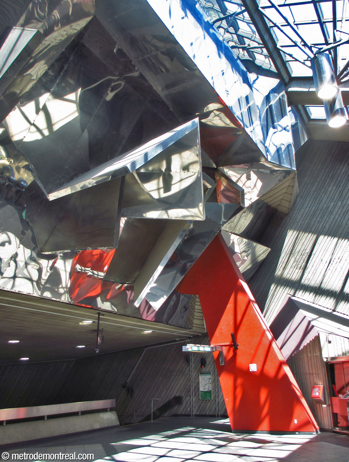 A skylight over the mezzanine illuminates the mural sculpture by Peter Gnass.