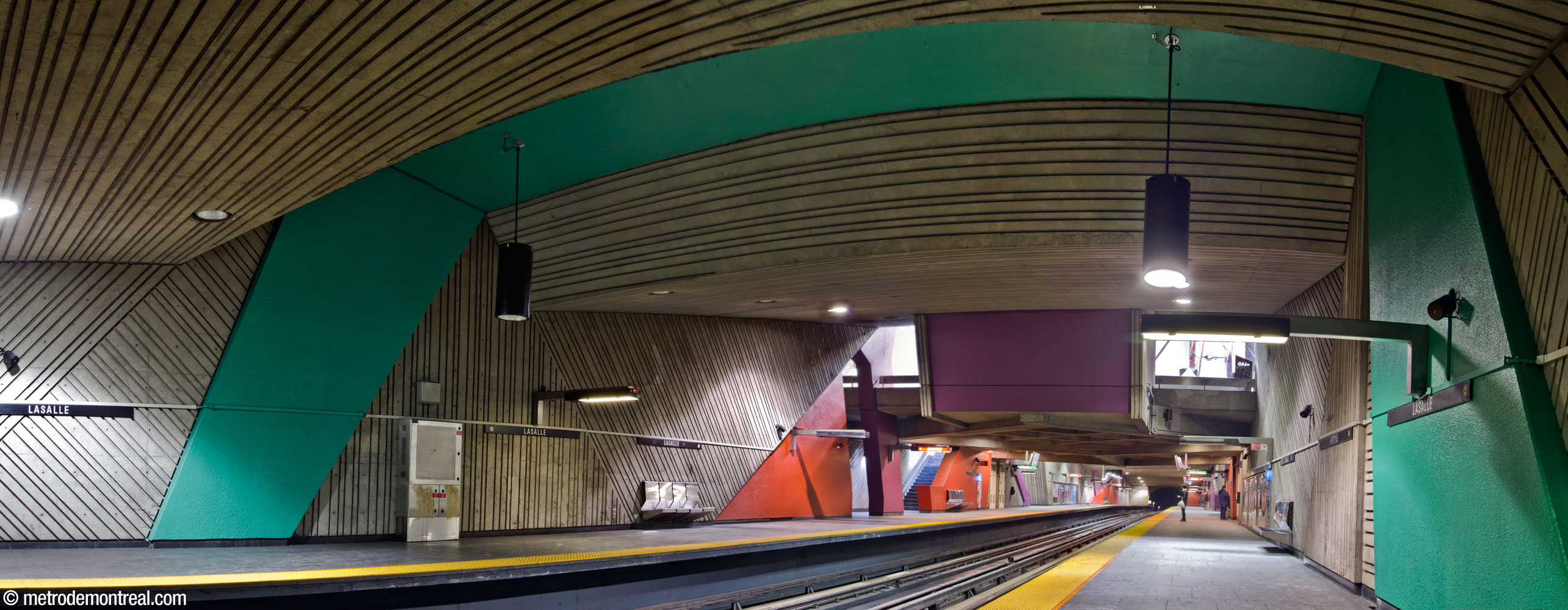 Southern end of the platforms, with the only green element of the station's coloured forms by Michèle Tremblay-Gillon.