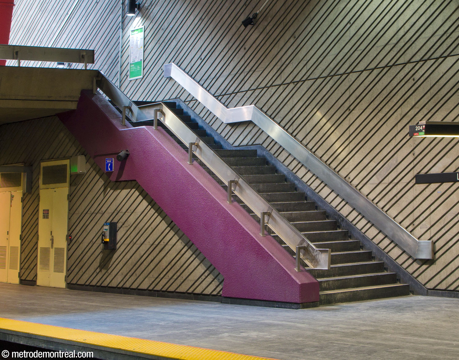 One of Michèle Tremblay-Gillon's coloured masses runs along the line of the northern staircase between the Angrignon platform and the mezzanine.