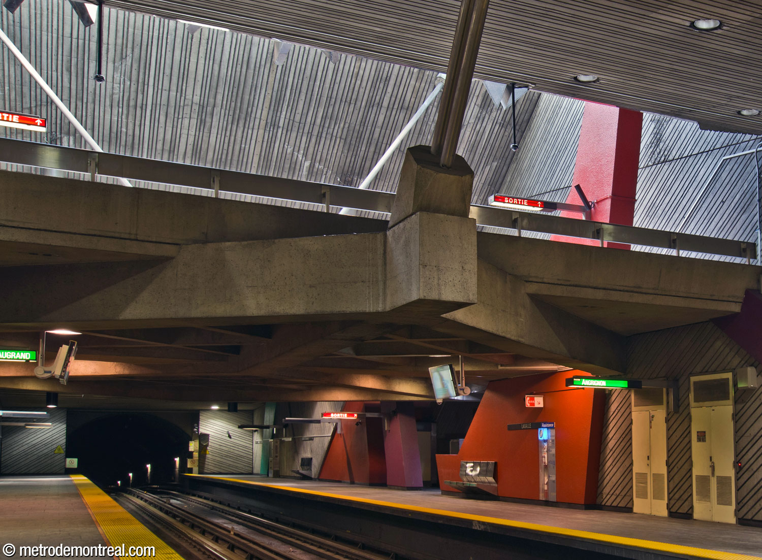 The mezzanine over the southern end of the platforms, with a red concrete form rising through the mezzanine floor. Notice the concrete framework underneath the mezzanine, suspended from the ceiling by metal rods.