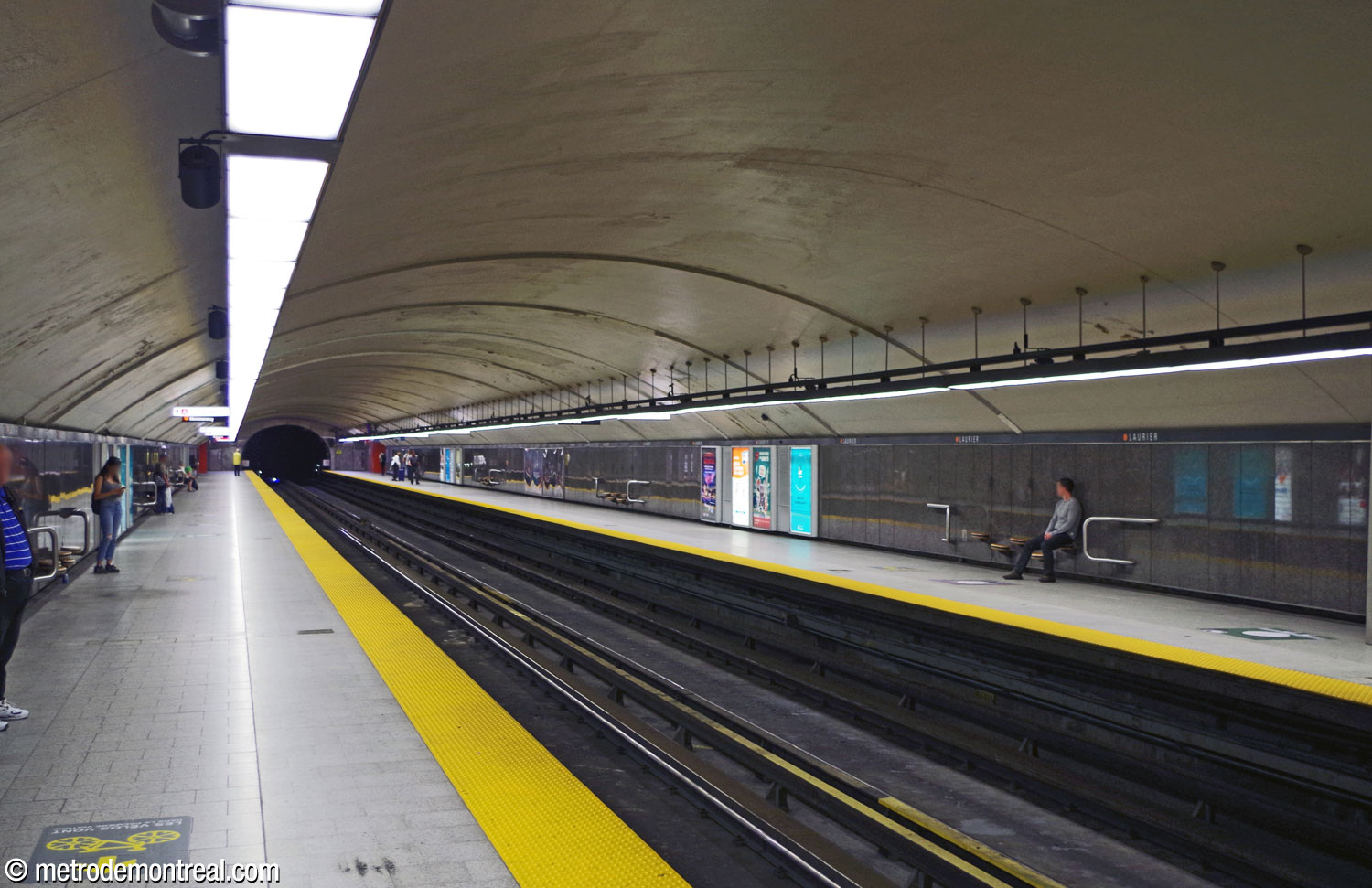 La nef de la station; perspective vers le sud depuis le quai Montmorency.