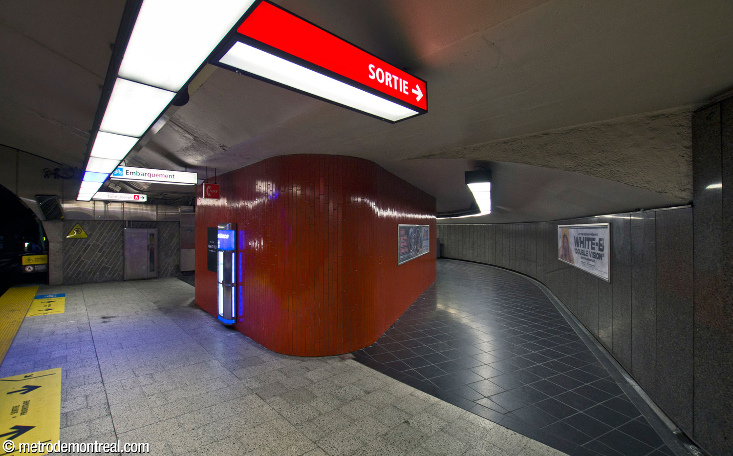 Les couloirs courbes jumelés reliant le quai Côte-Vertu à la sortie Saint-Joseph.