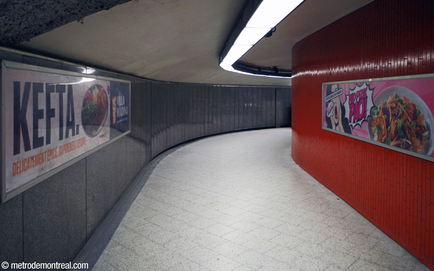 L'un des couloirs courbes entre le quai et les escaliers vers la sortie Saint-Joseph.