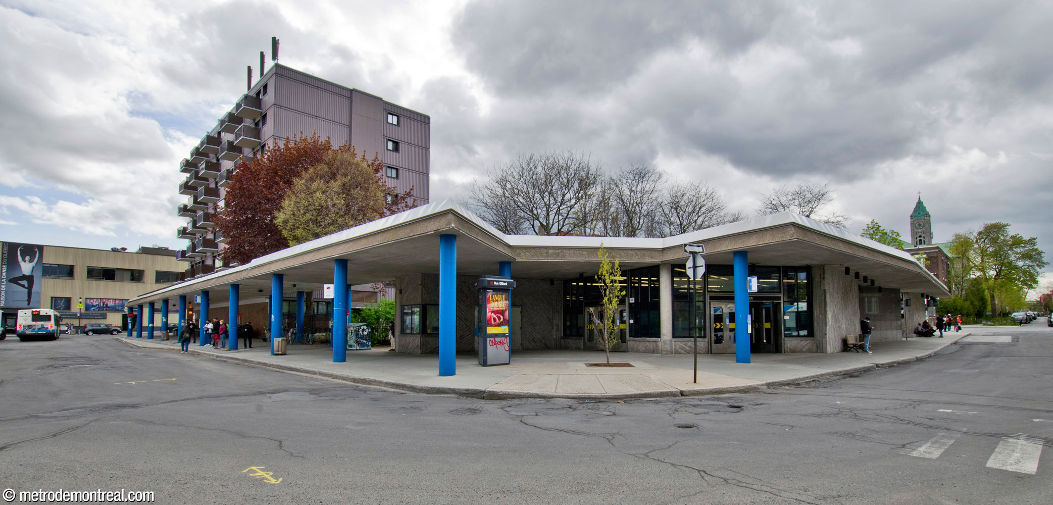 L'édicule Saint-Joseph, vu de l'autre côté de la boucle d'autobus. Une saillie du toit (droite) et une colonnade couverte projetant du bâtiment (gauche) offrent des aires d'attente à l'abri le long de la boucle.